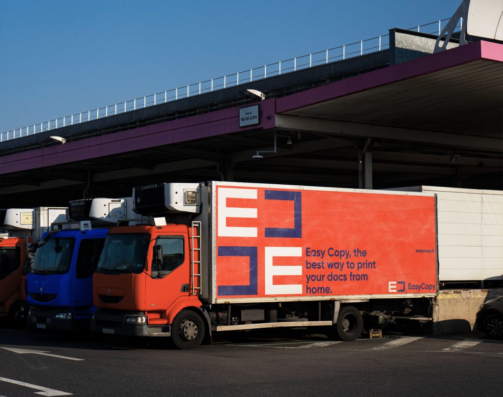 Camion aux couleurs et avec le logo d'Easy Copy.
