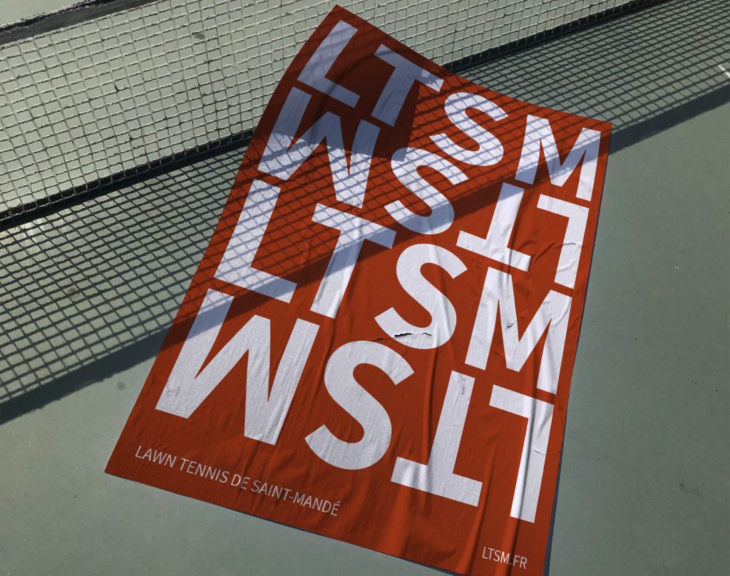 Poster sur un court de tennis du club LTSM.