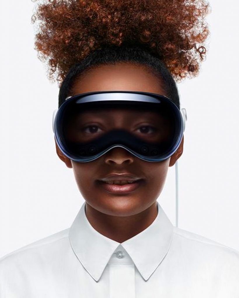 Femme avec casque Vision Pro d'Apple.