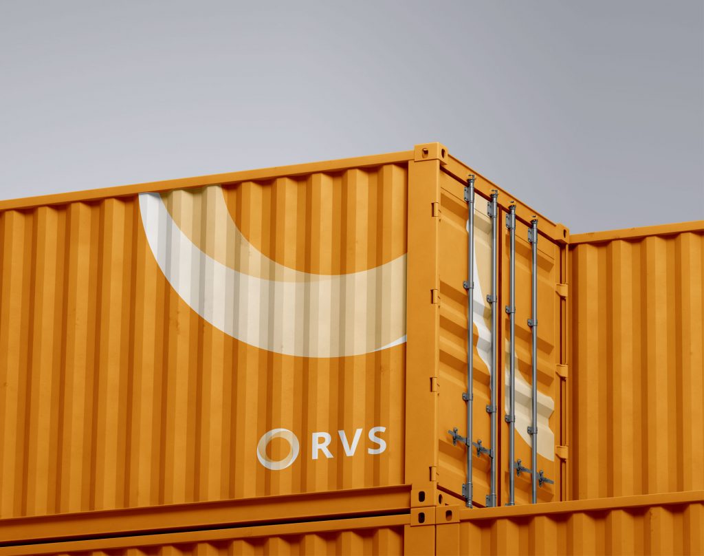 Container de transport aux couleurs et avec le logo de la société RVS Valorisation. .